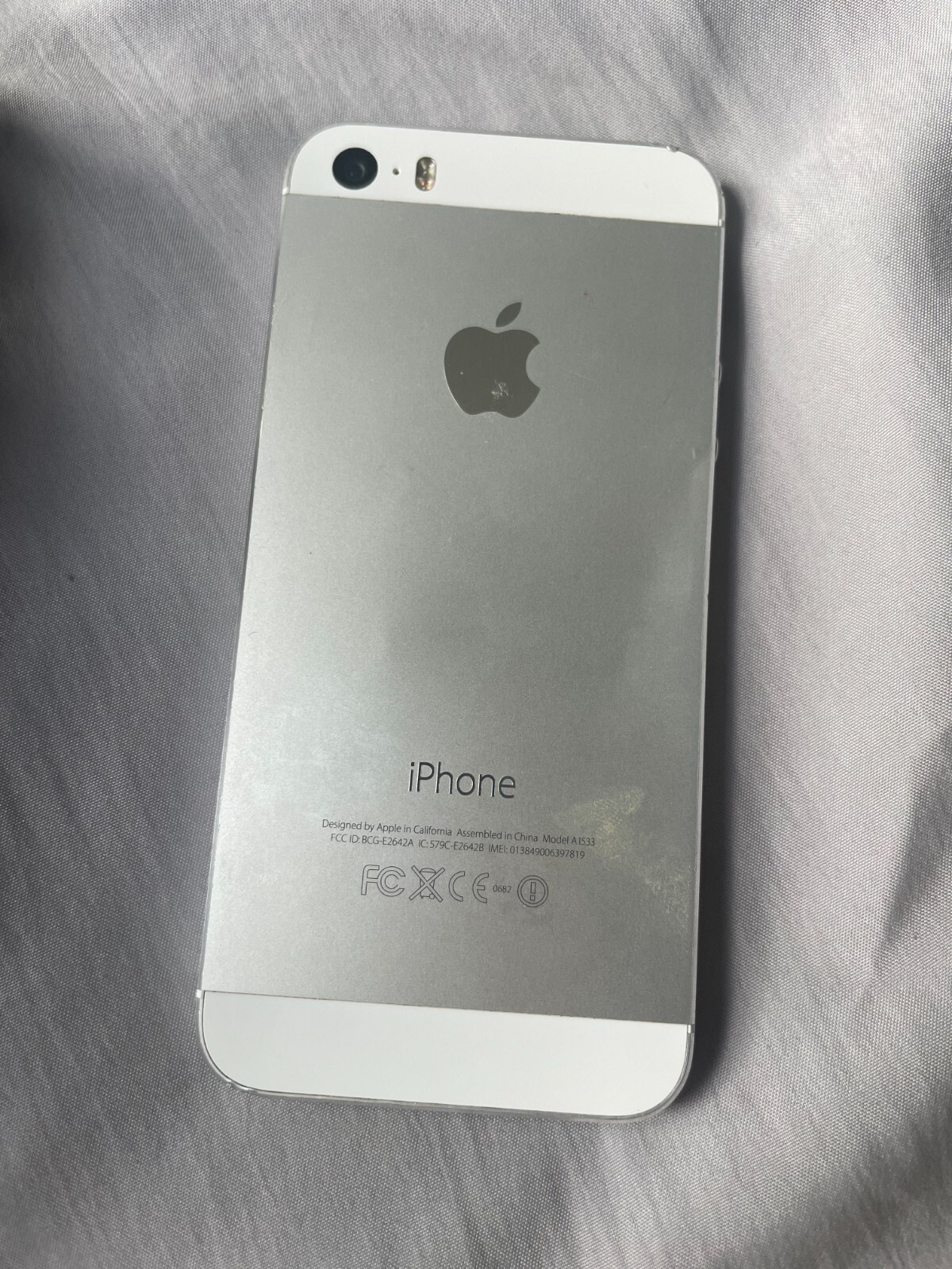 5 Used and Broken Iphones (2 Working, 3 Broken) 