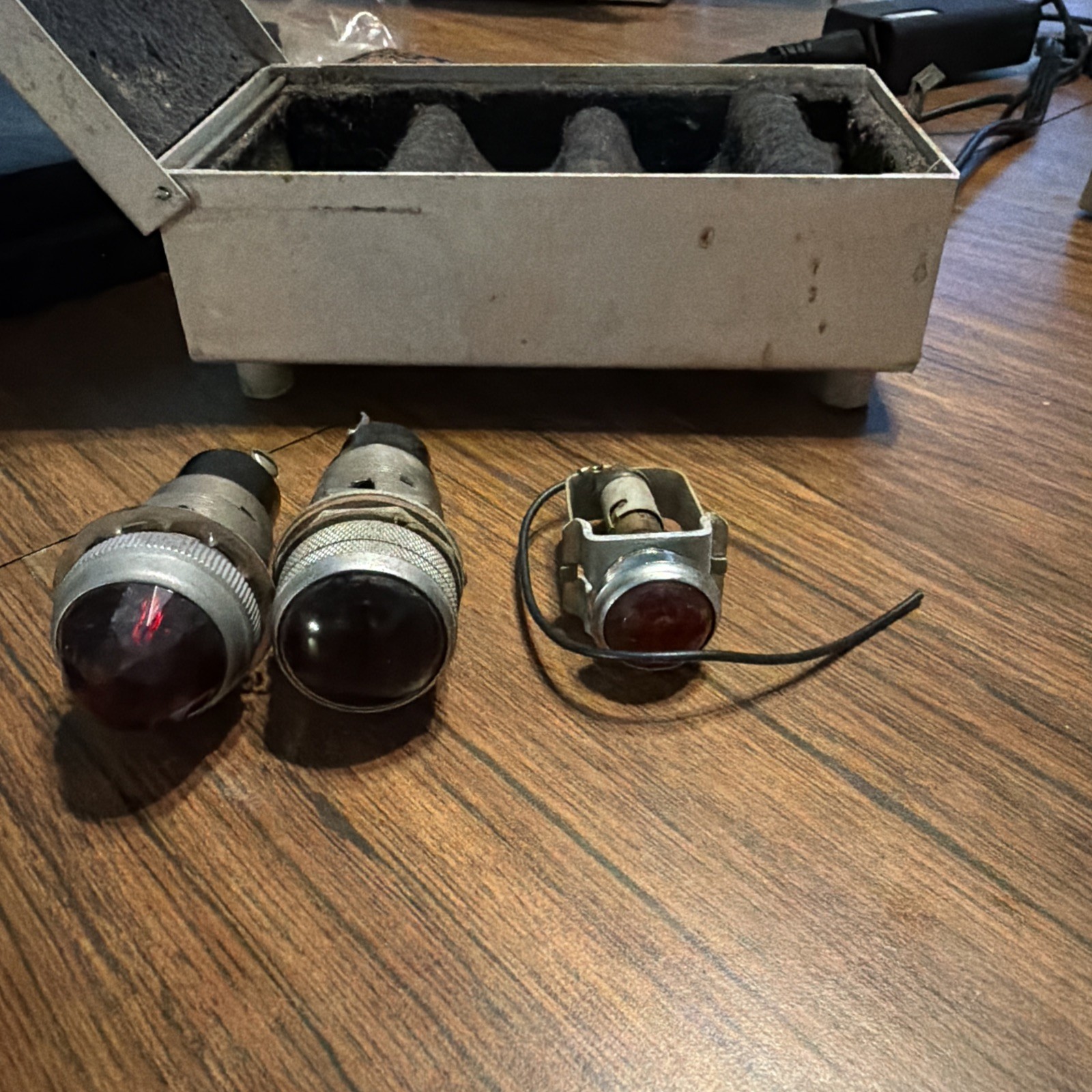 DIALCO 125-VAC, Series 32, 1-Inch Industrial Pilot Lights, 1 smaller one/w/box