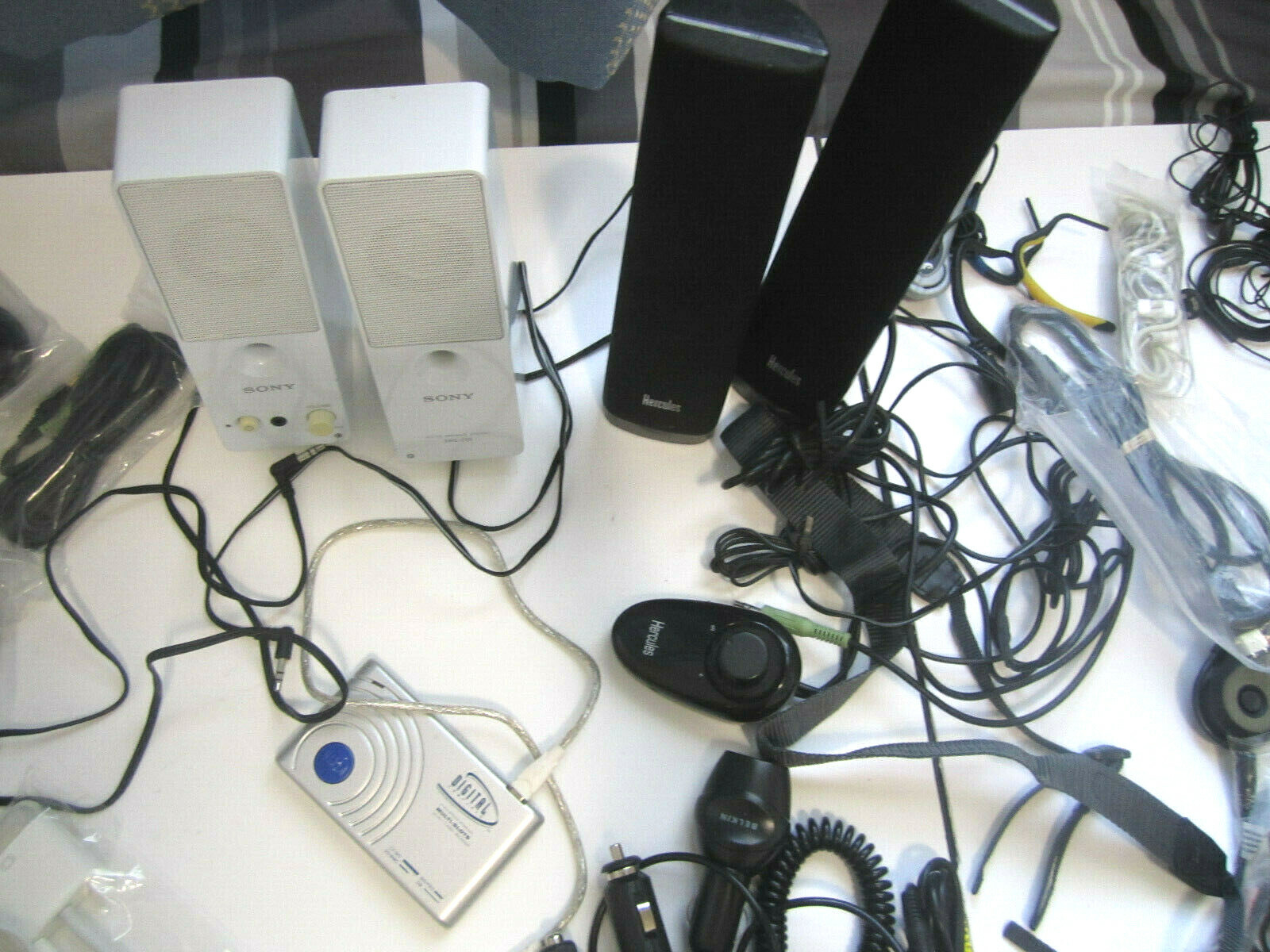 Lot of electronics, Assorted camera straps , Assorted cables and more ZZ