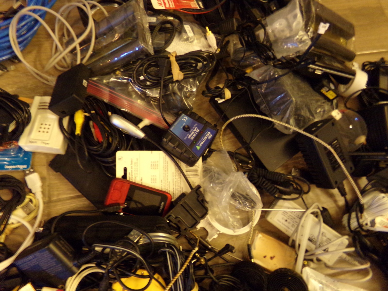 Mixed Lot of Electronics Cables, Chargers, and Power Adapters – Assorted Types +