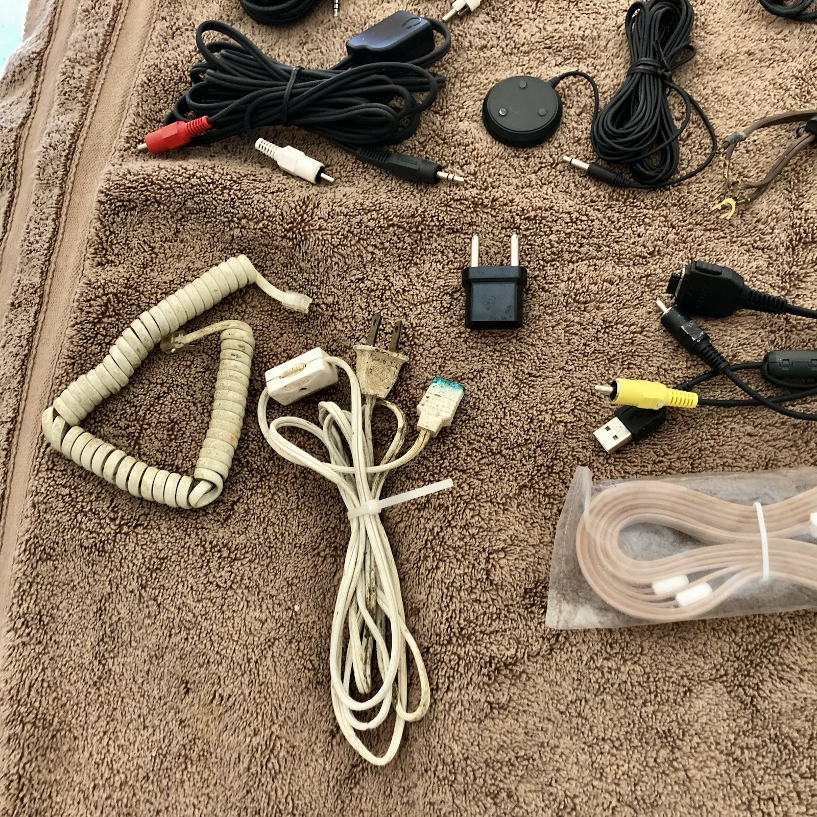 VINTAGE RANDOM MIXTURE OF COMPUTER AND ELECTRICAL ASSESORIES – LOT OF (30) ITEMS