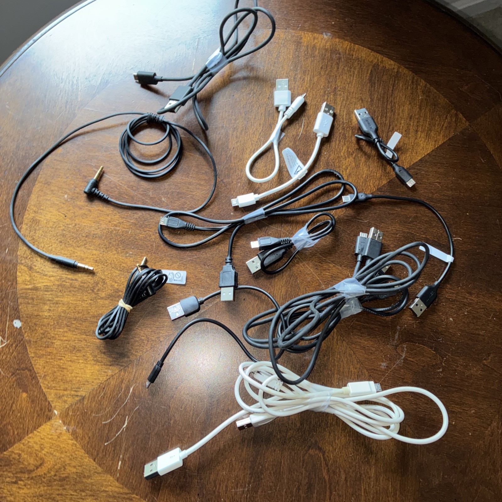 Mixed Lot of Electronics Cables, Chargers, and Power Adapters – 24 Assorted