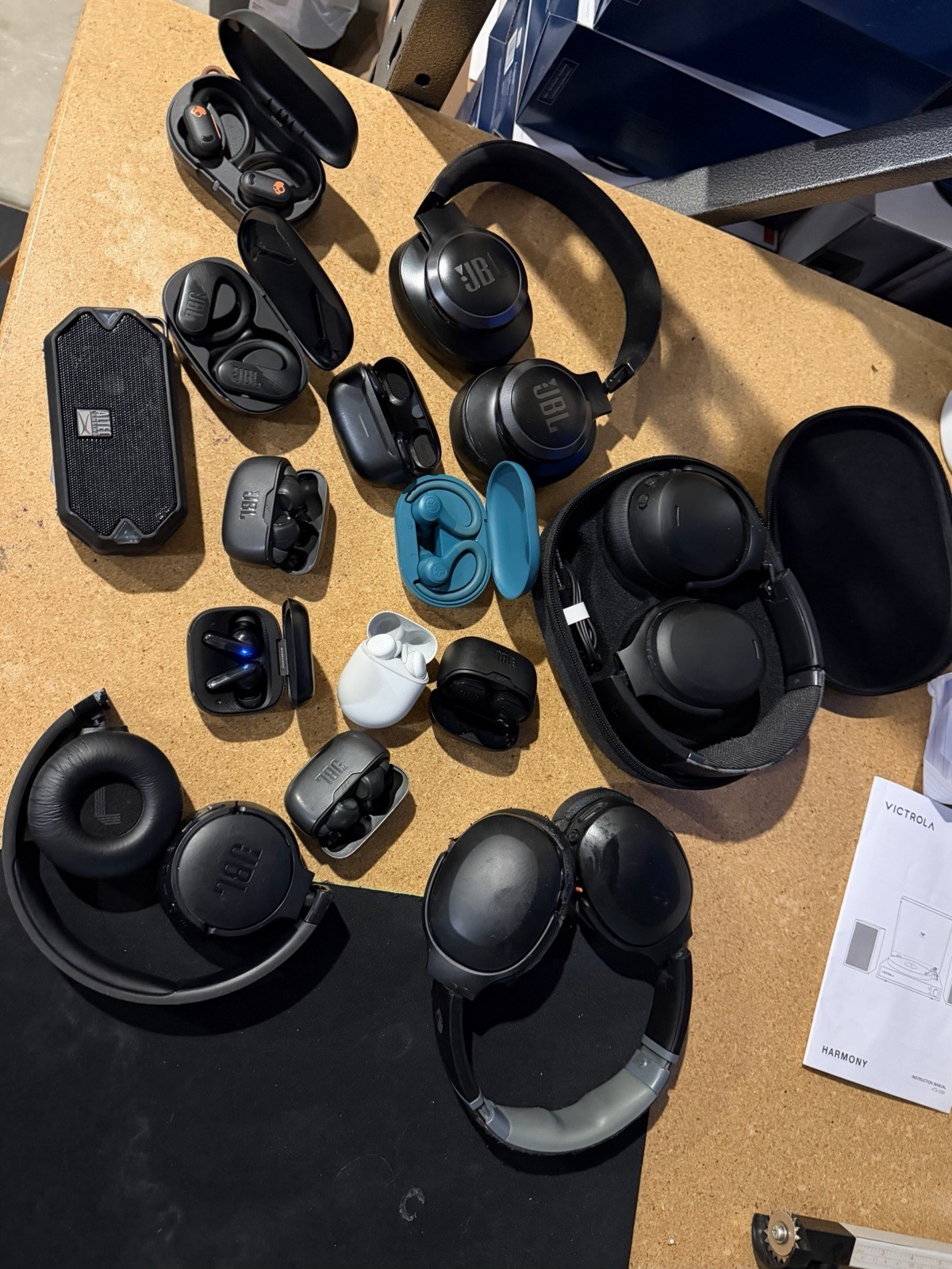 Lot of 14 Headphones And Earbuds – PARTS ONLY NOT WORKING (JBL, skullcandy)