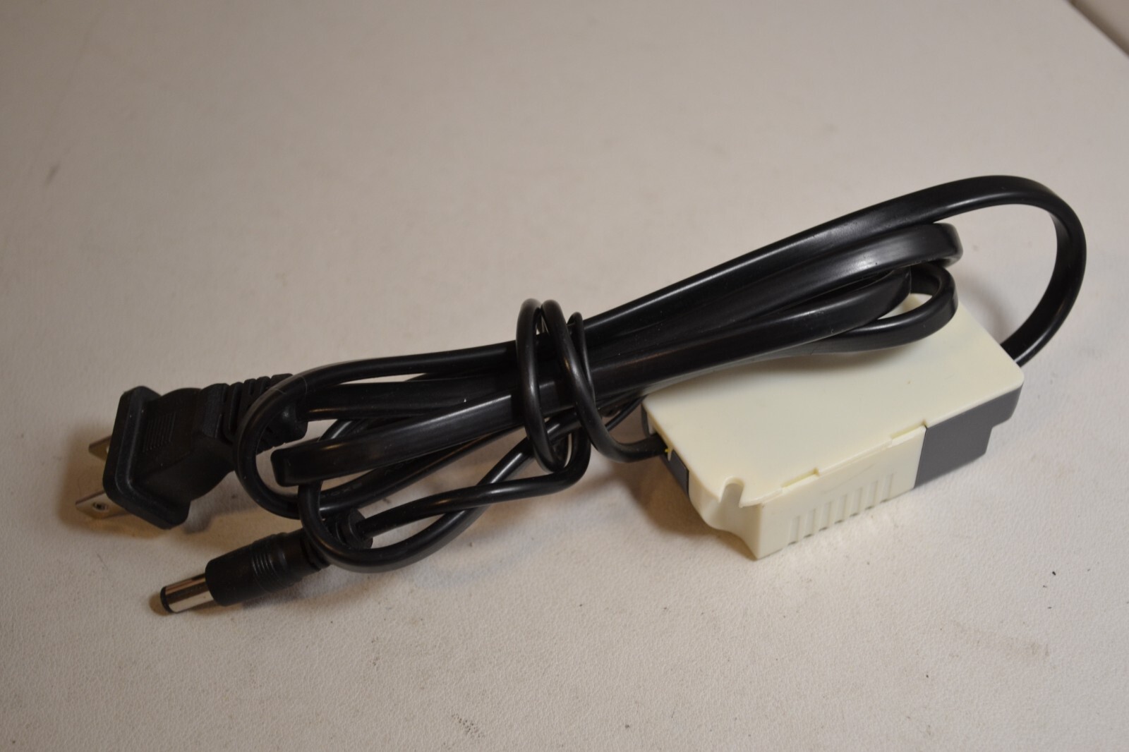 Linkuan Driver LKAD06FC050010 input: 100~240VAC Output: 9~10VDC =500mA