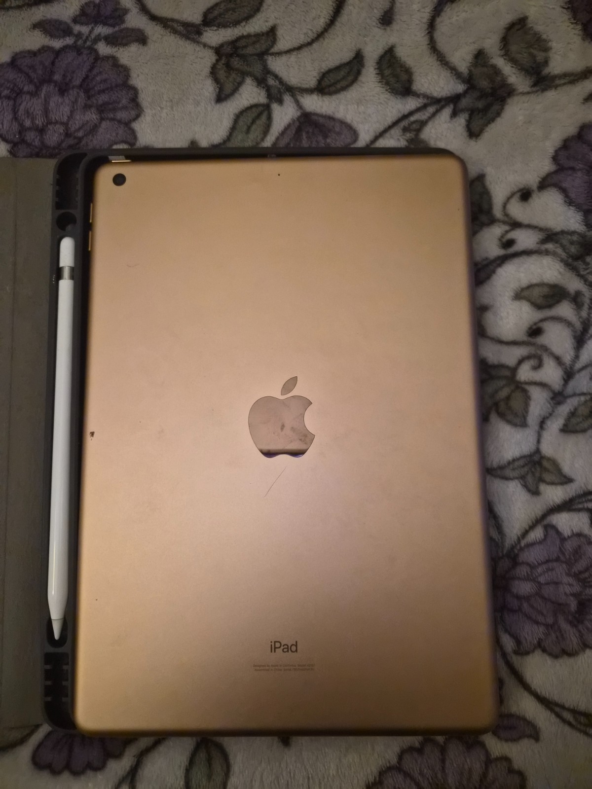 IPad 7th Gen Rose Gold with Apple Pen and Keyboard – lightly Used