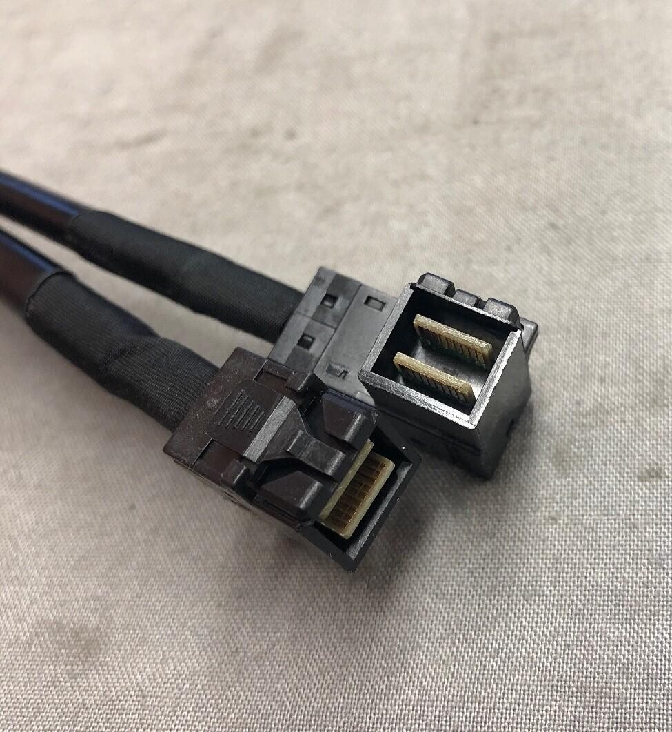 Lenovo SAS INTERNAL cable 00HV343