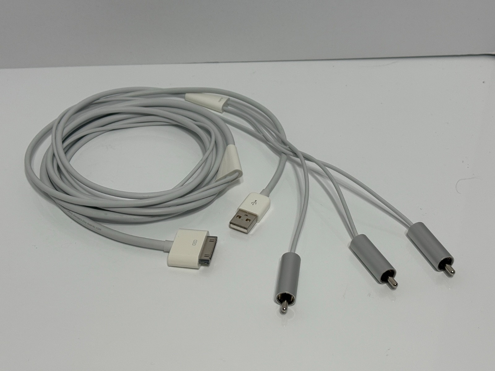 Apple iPod Composite AV Cable; For iPods with 30-Pin Connectors
