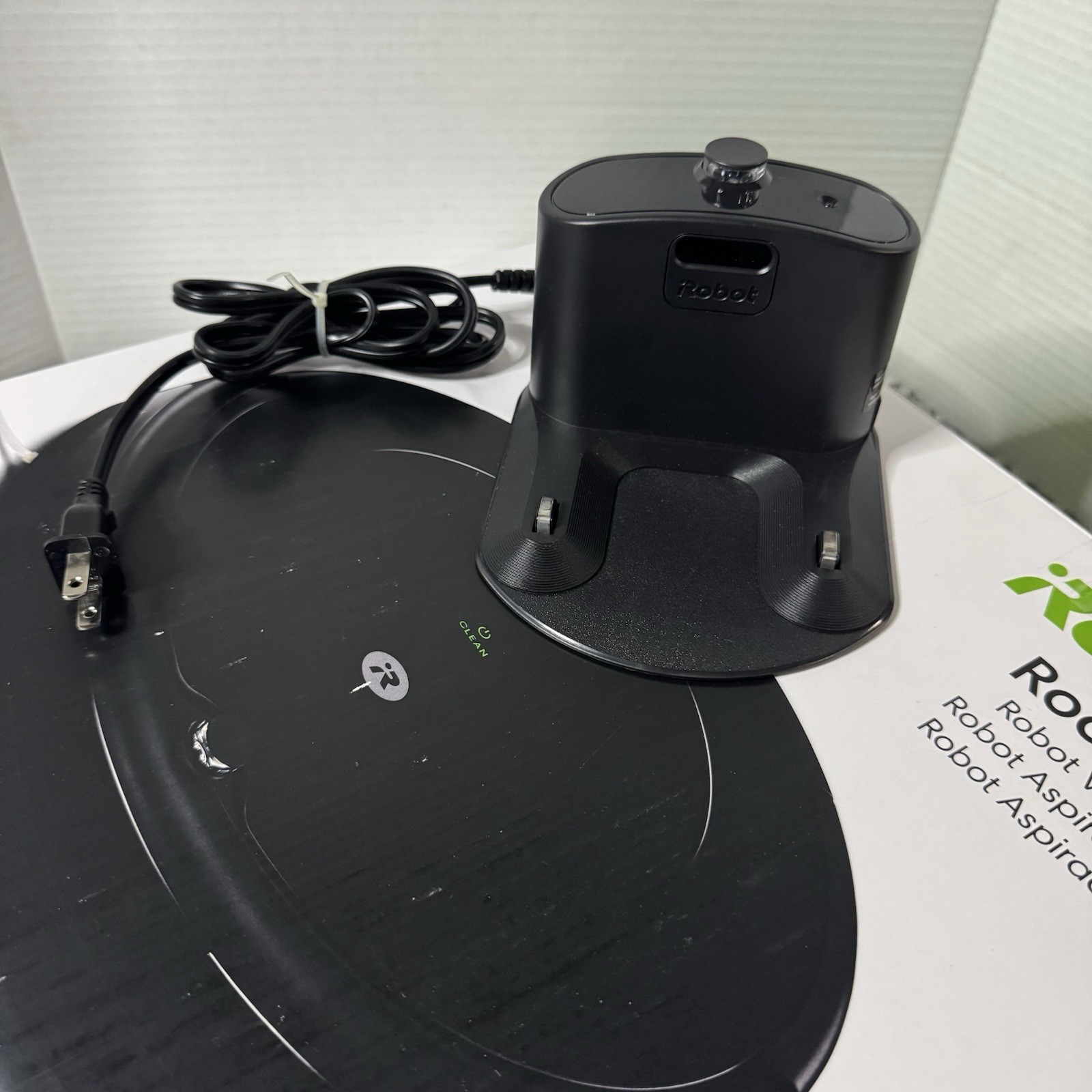 iRobot Roomba 692 Robot Vacuum – Wi-Fi Connected, Personalized Cleaning