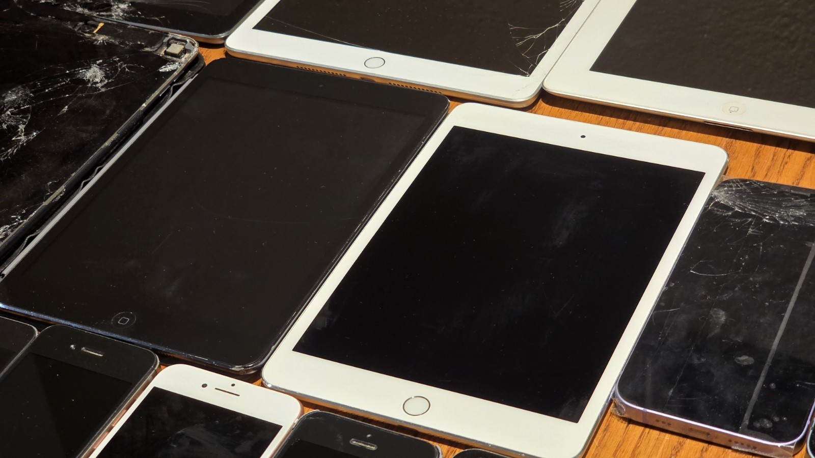 18x Apple Devices Lot iPhones iPads iPods Watch For Parts or Repair Only