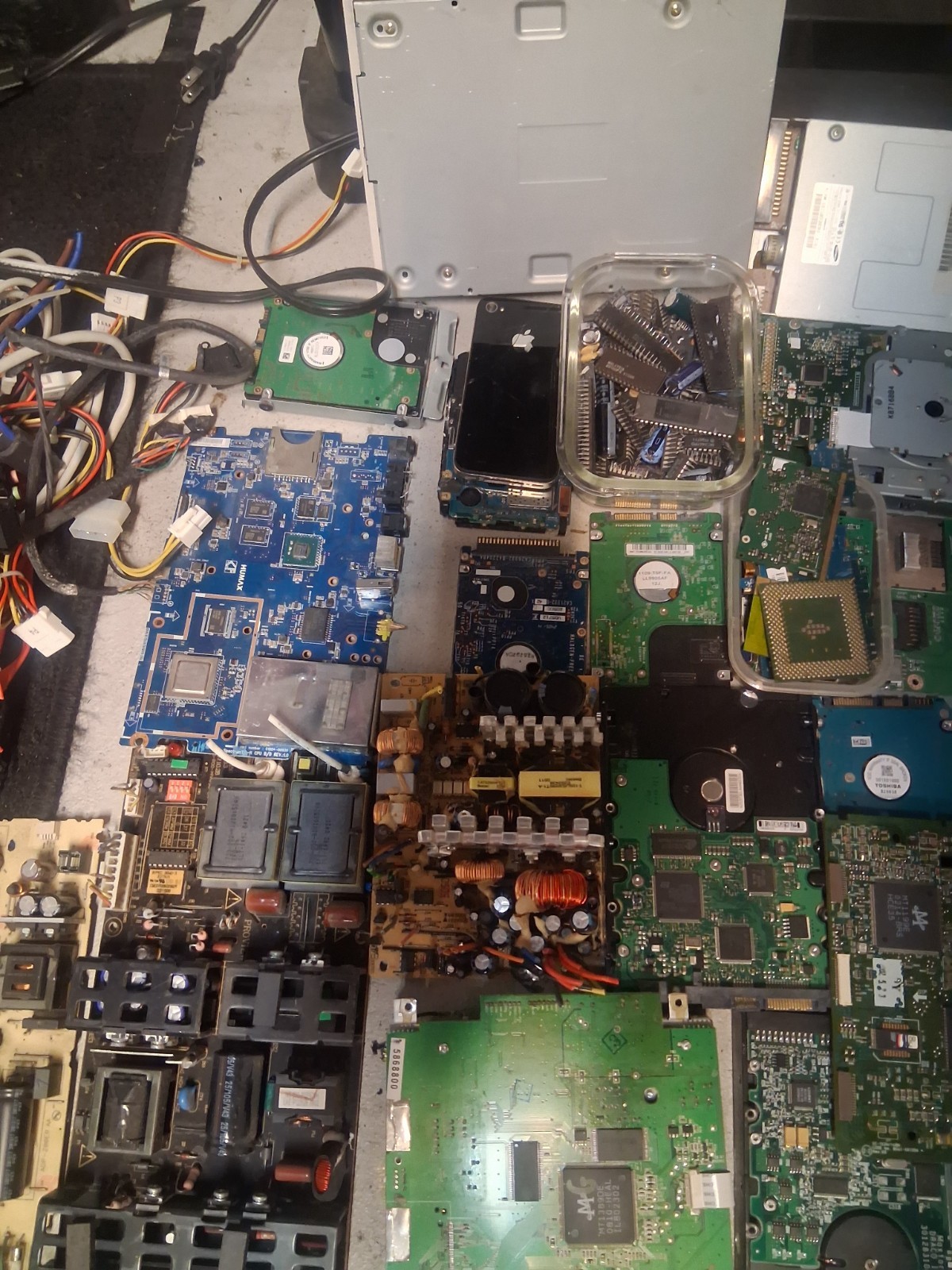 30lb+ Vintage Motherboards, Hard Drives, Miscellaneous Elect, For Gold Recovery