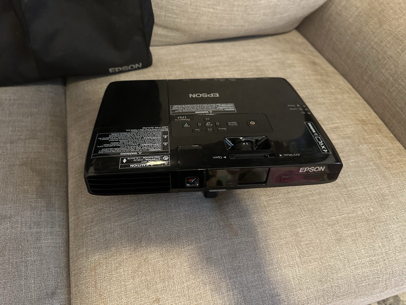 Outdoor Indoor NEW EPSON POWERLITE 1751 XGA 3LCD 3-CHIP PROJECTOR 2600 Lumens BL
