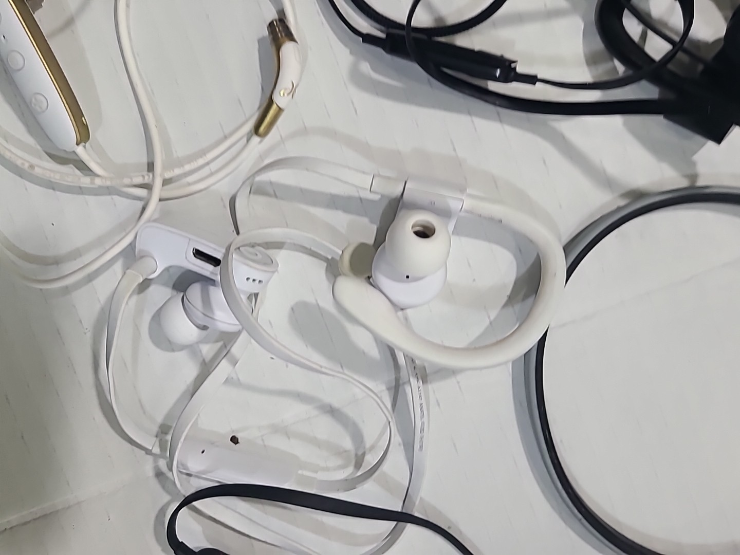 HUGE Mixed Lot of 30 Wireless Headphones Neckband Bose Sony Beats FOR PARTS ONLY