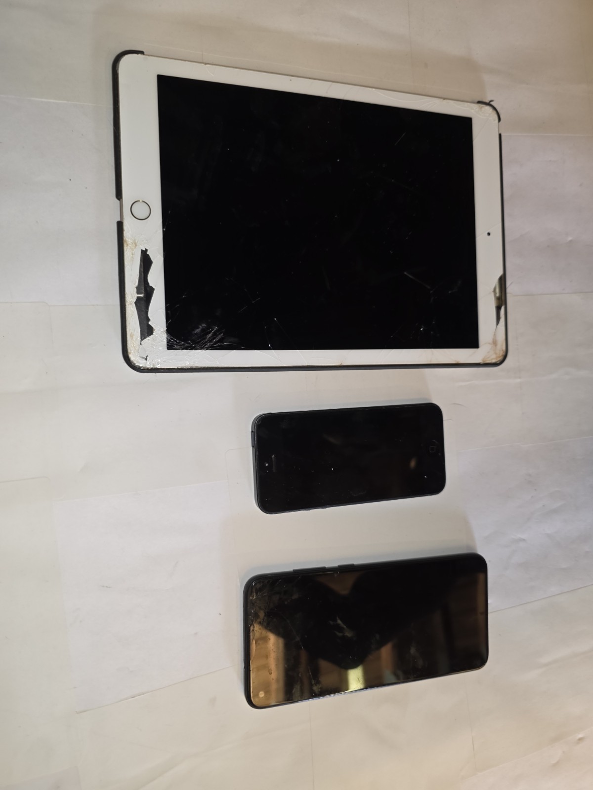 Broken Electronics Lot – Samsung Smartphone, Apple iPhone, Apple iPad Tablet –