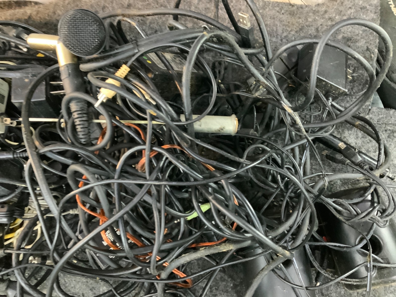 Mixed Lot of Assorted Electronics, adapters, and cables etc…