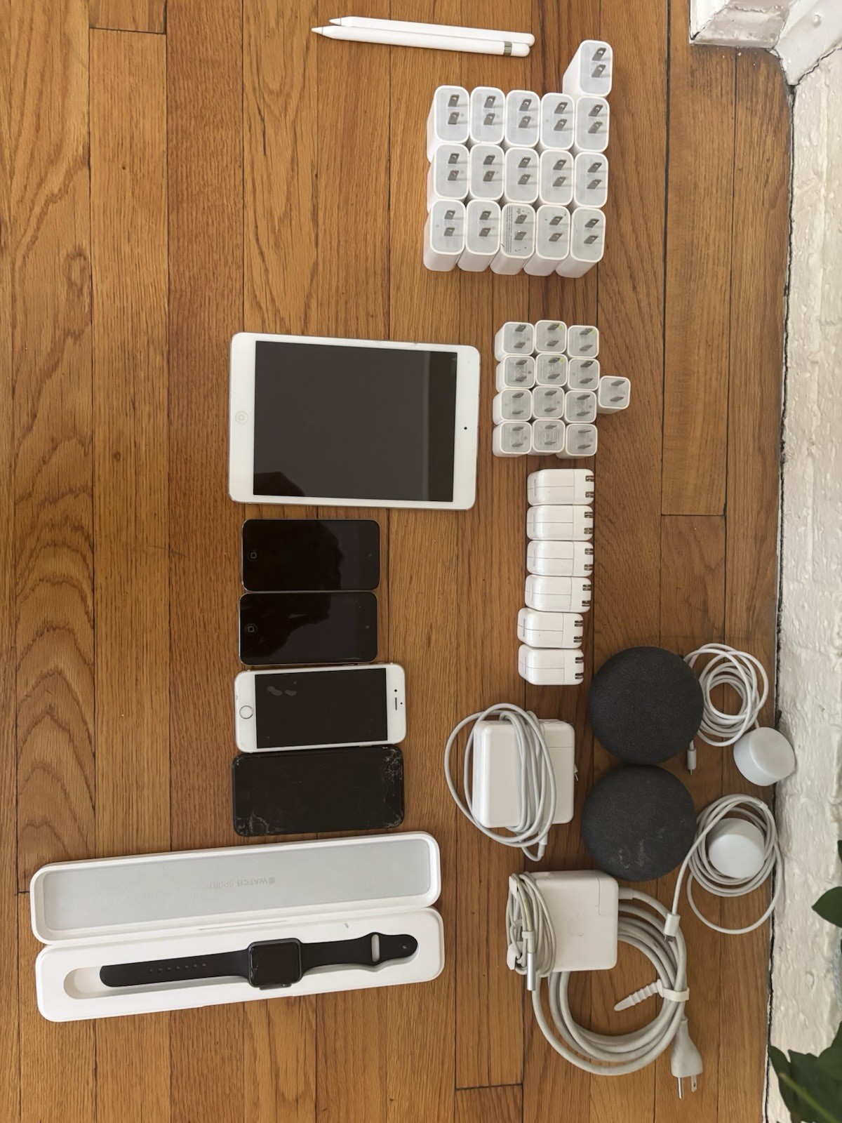 Apple/Google Mixed Lot iPhone 6/7, iPad mini 1st Gen A1432, USB-C