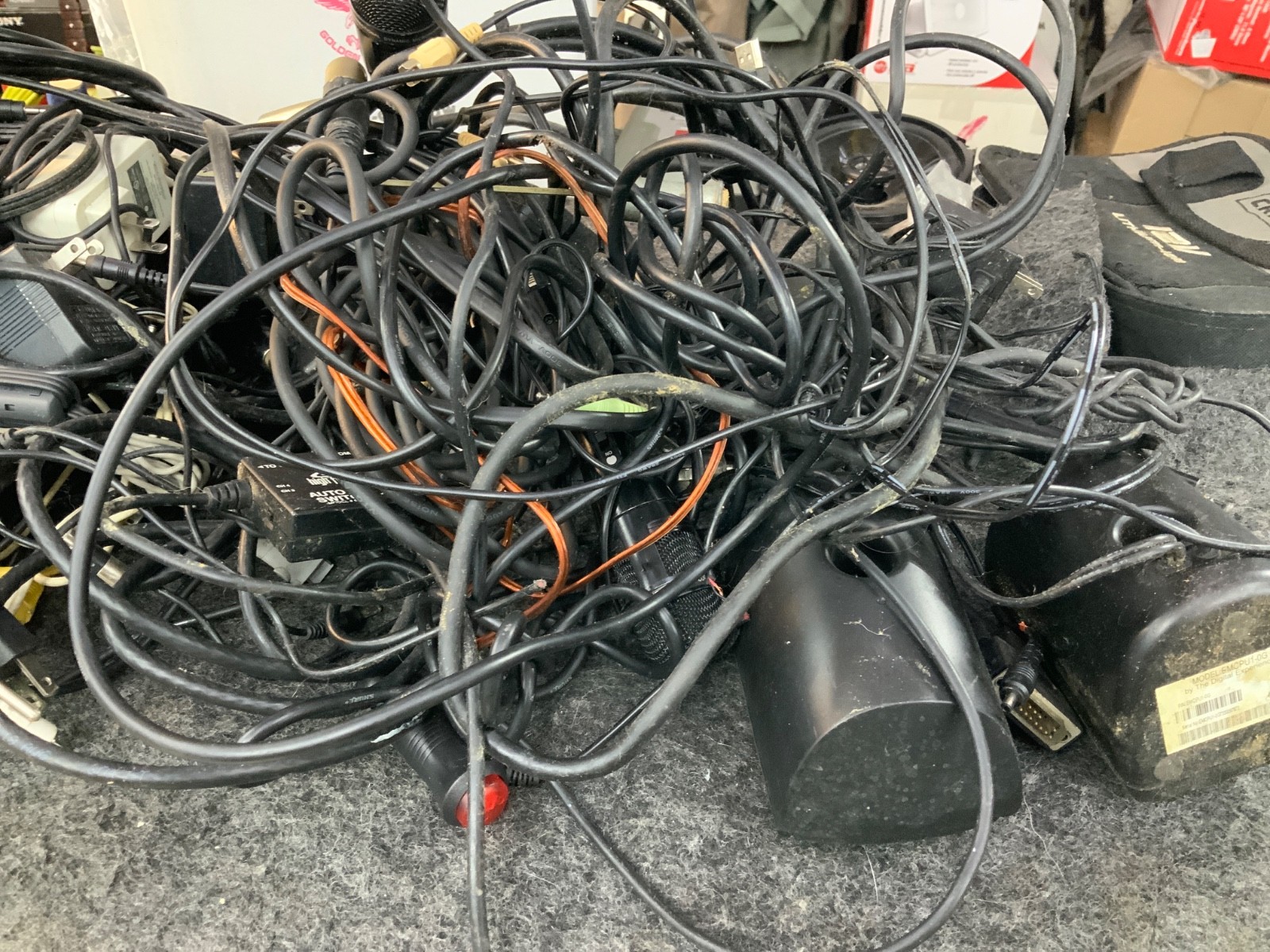 Mixed Lot of Assorted Electronics, adapters, and cables etc…