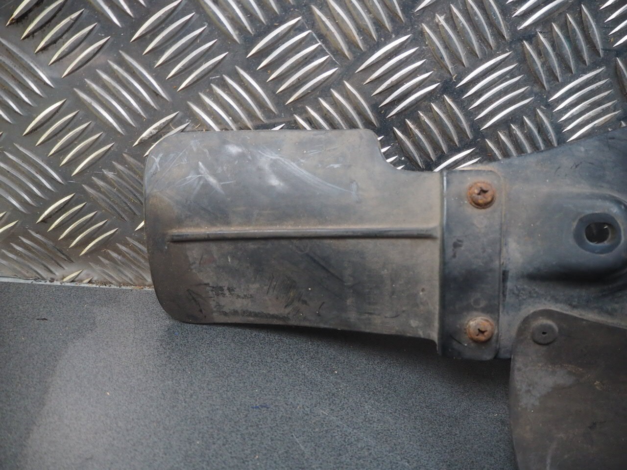 SUZUKI DR750 1988 63112-44B00 INNER FENDER B REAR 12757