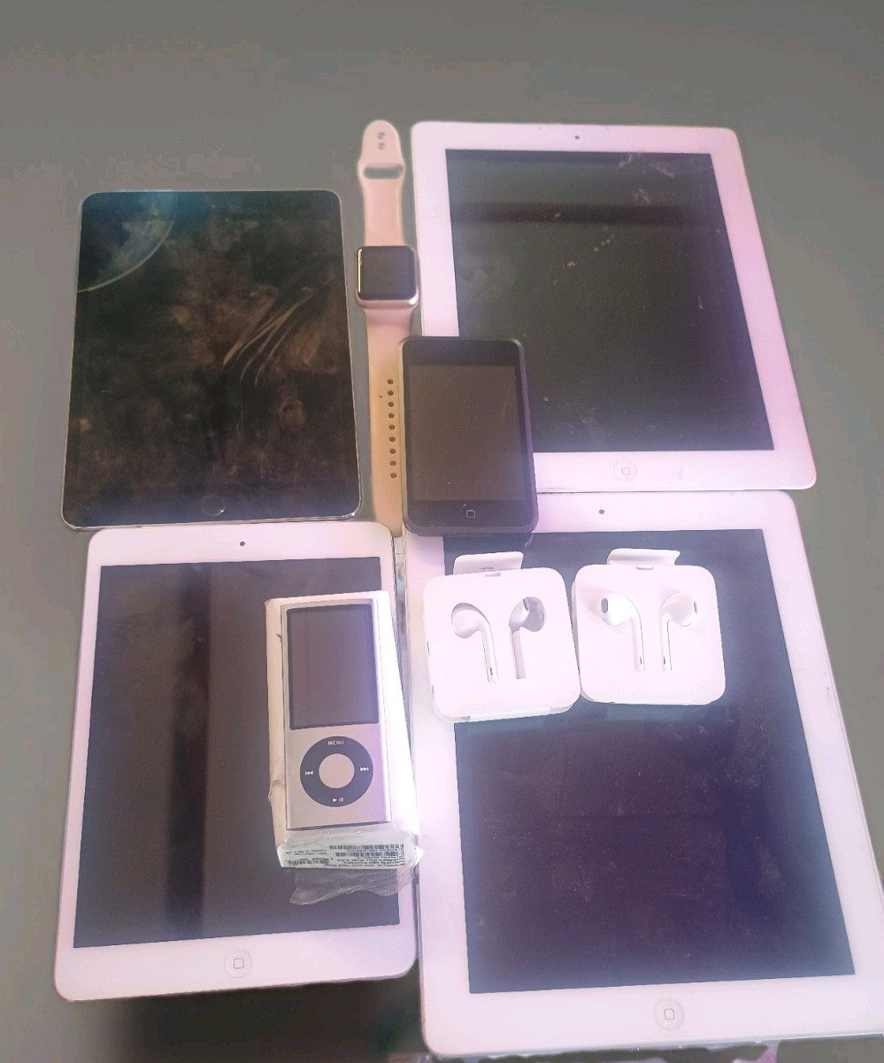 Apple Mixed Lot Bundle ( Selling As Is! Please Read The Description!!!)