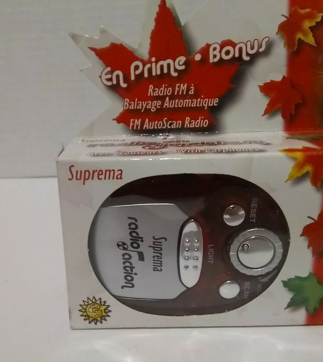 SupremaBeautiful Canada Single Use Camera W/Flash &FM AutoScan Radio W/earphones