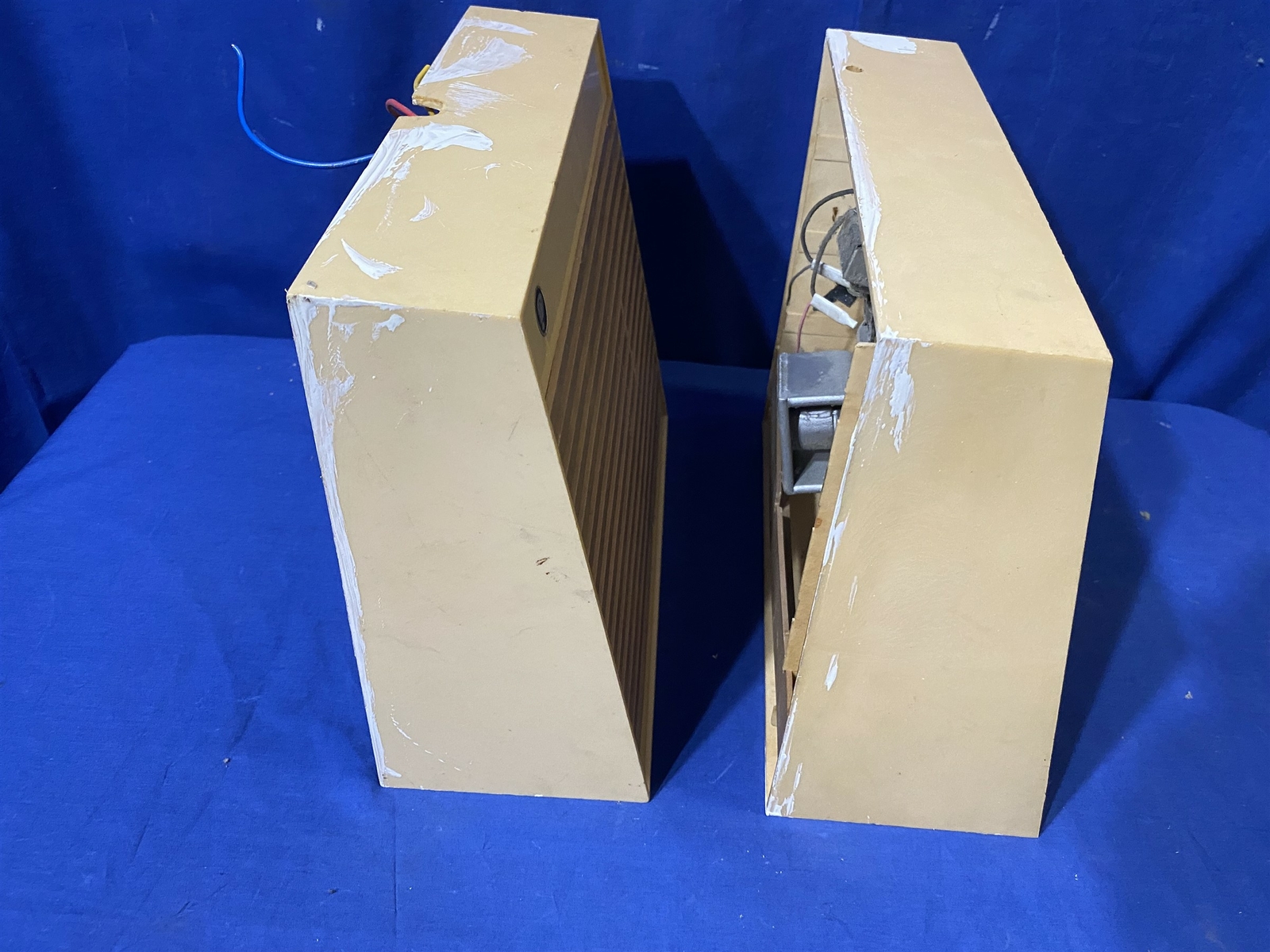 Lot of 2 4J Four Jay 8″ Speakers in Cabinets PA System 8-316-8W and 8-480O-8