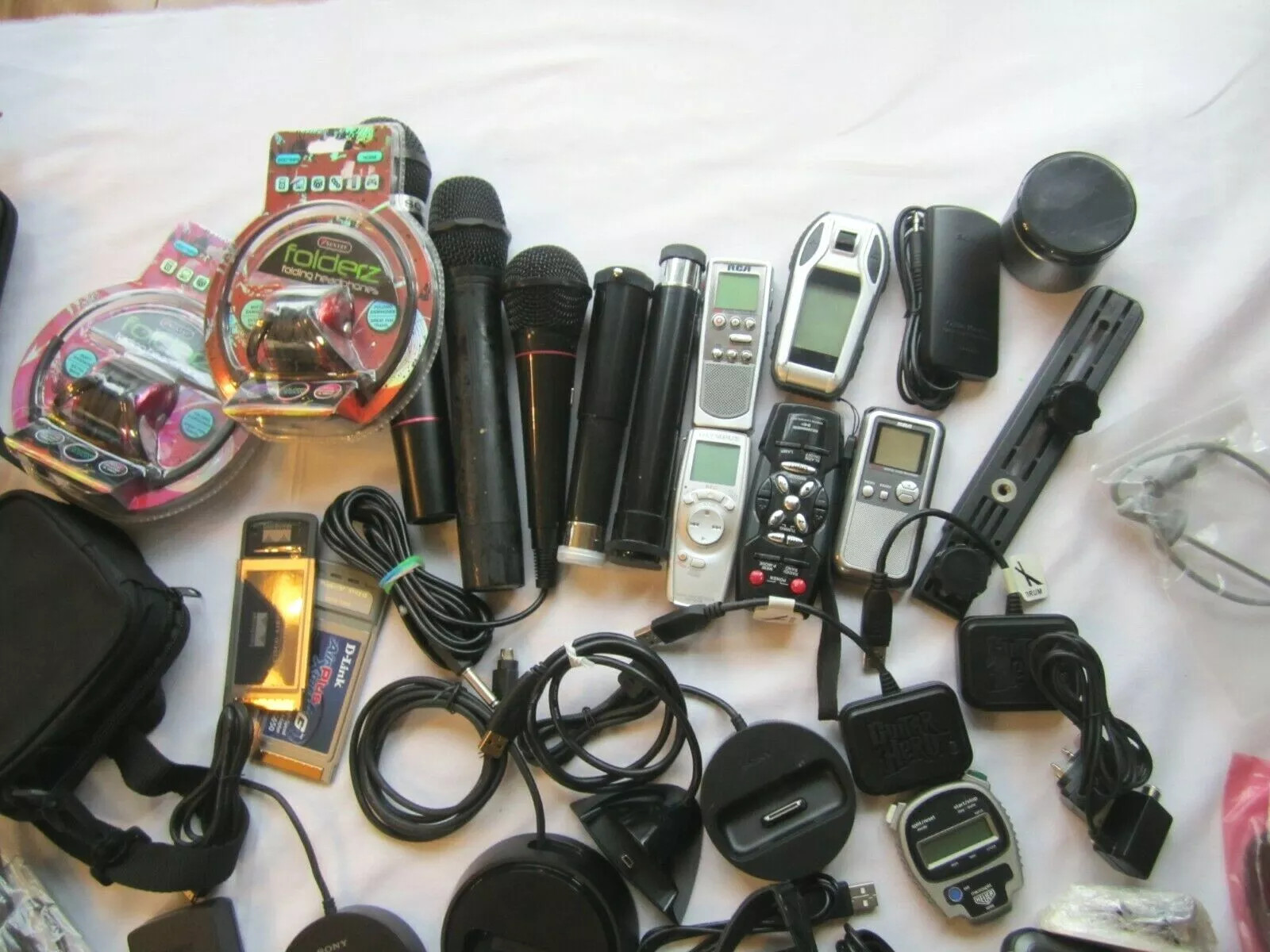 Mixed Lot of Electronics, remotes, battery chargers etc. L