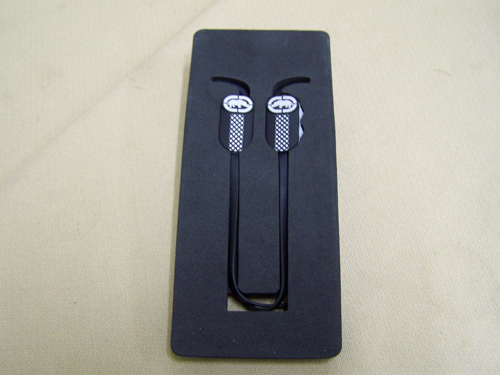 ECKOUNLTD Runner Bluetooth Earphones earbuds Black/White