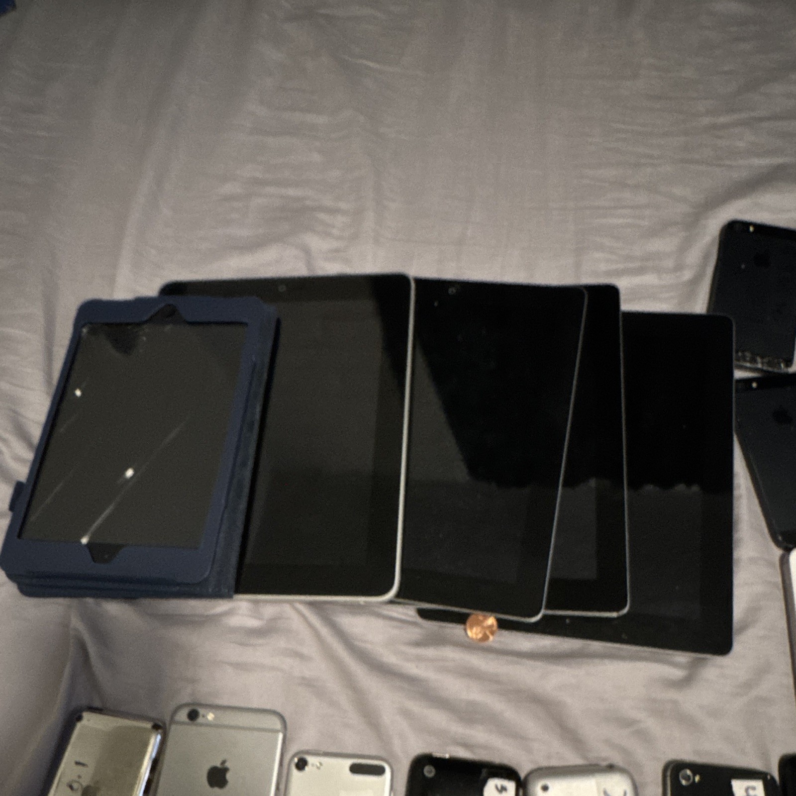 Apple Mixed Lot w/ Assorted iPhone, iPod, & other Devices.