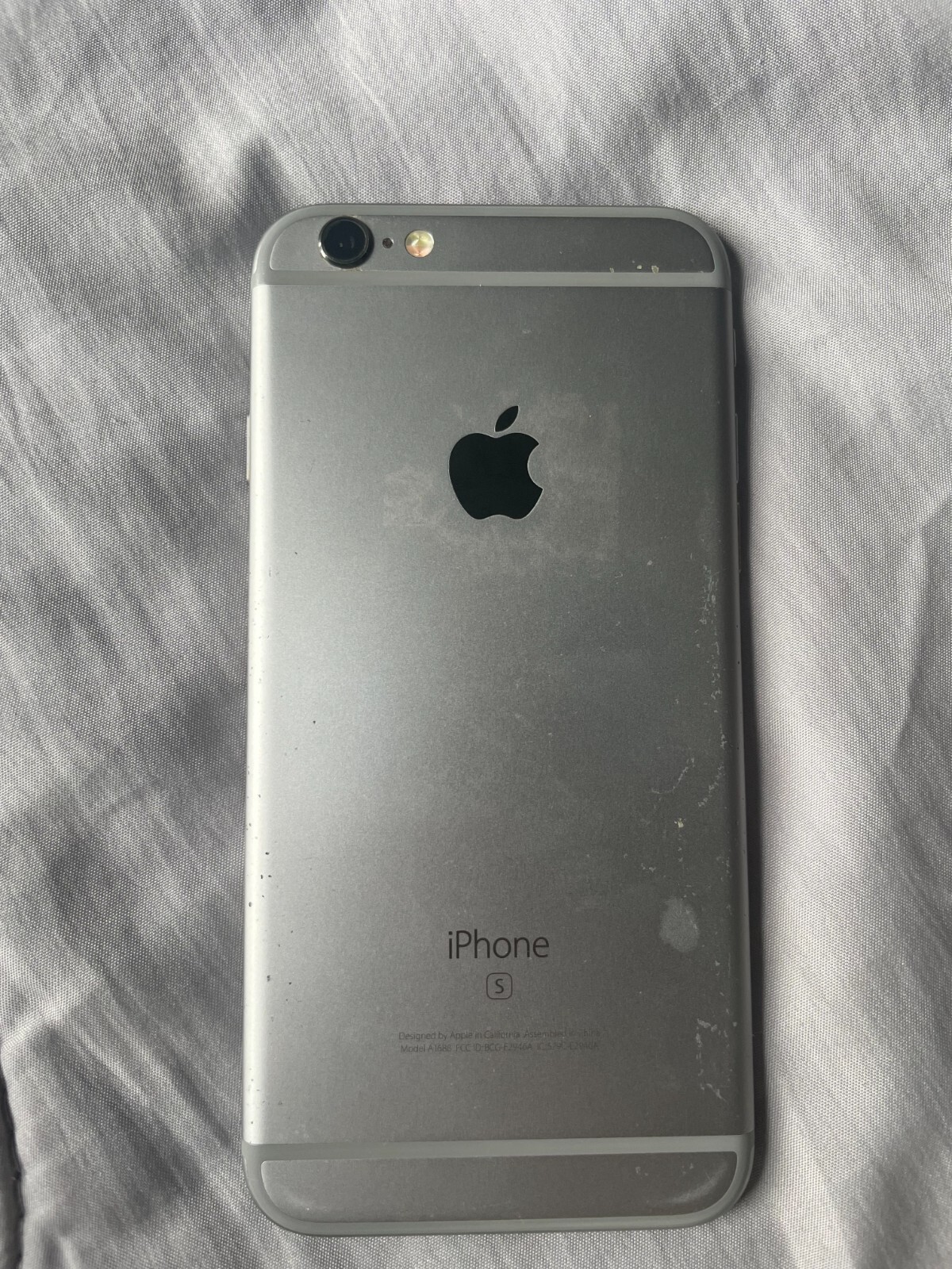 5 Used and Broken Iphones (2 Working, 3 Broken) 