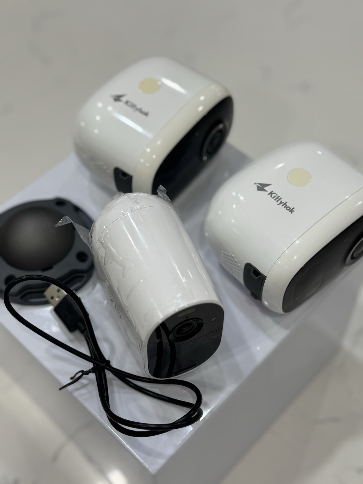 Lot Of Security Cameras Devices Arlo Essential Spotlight, Kittyhok SC4 Pro