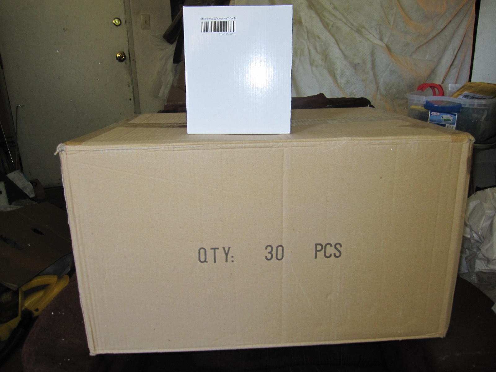 Box Of 30 NEW Big Size Stereo Headphones 6′ Cable With Volume Control 504085-001