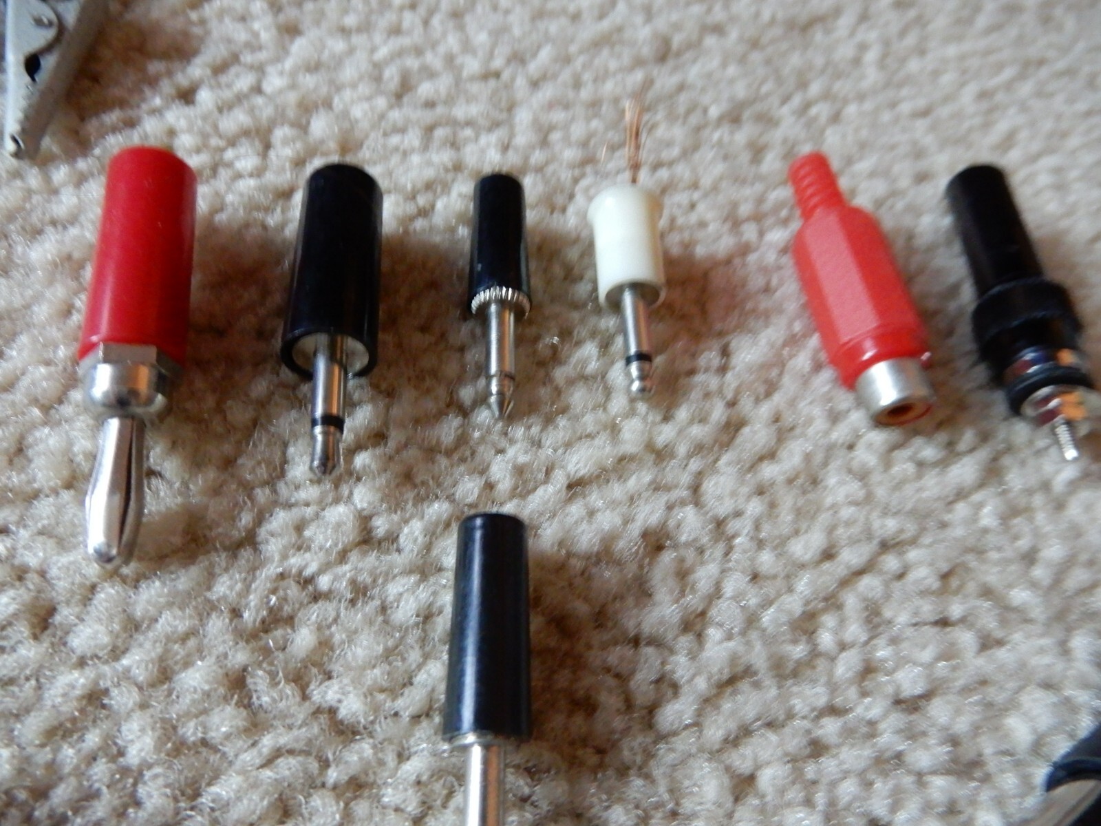 LOT OF MISCELLANEOUS ELECTRONICS PARTS CLIPS PLUGS CINDX ETC