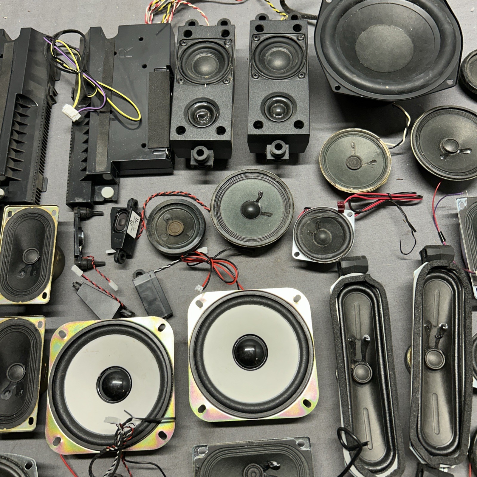 LOT OF 35+ MISC ELECTRONICS SPEAKERS (ALL SPEAKERS ARE UNTESTED AND SOLD AS IS)