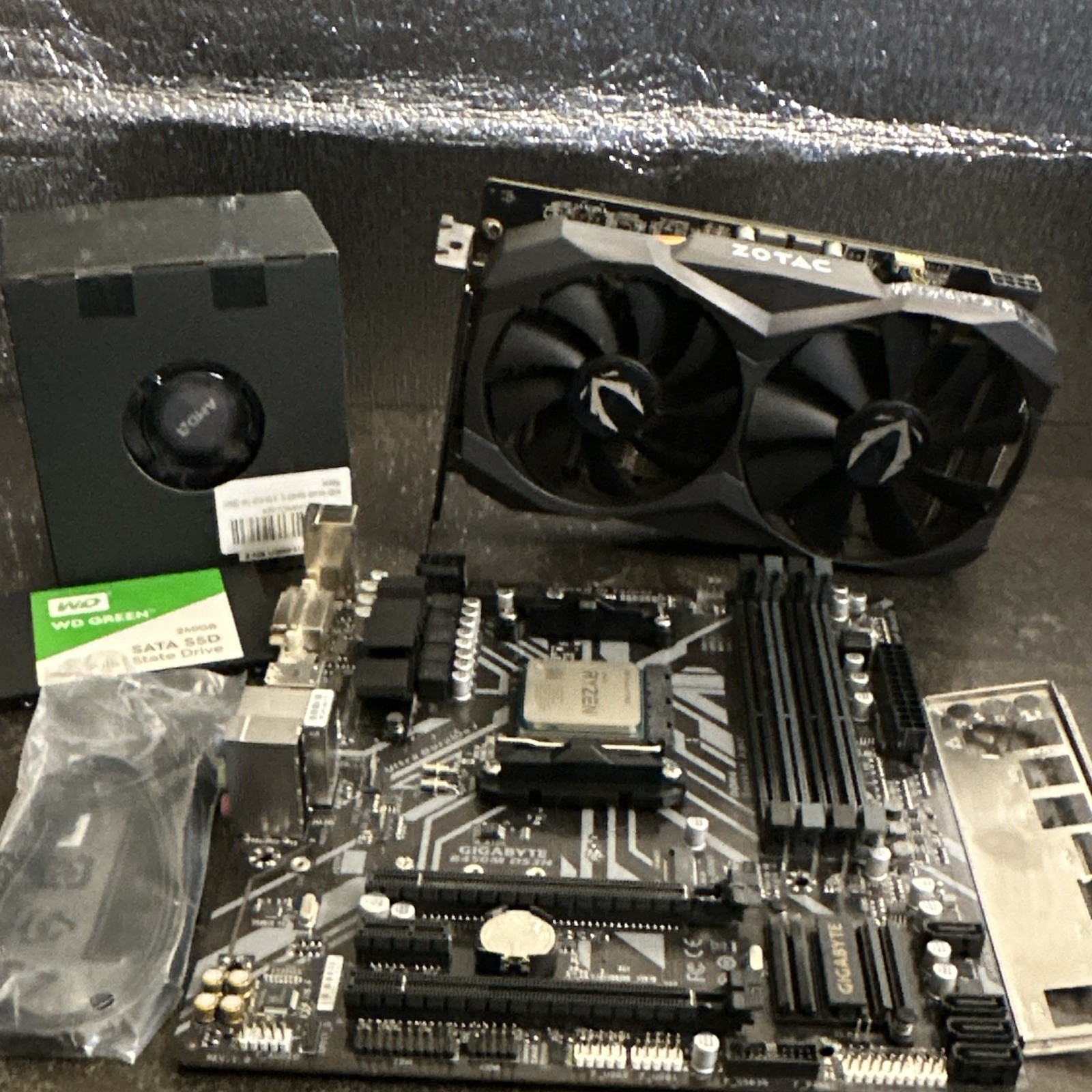 AMD Ryzen 7 3700X CPU + ZOTAC RTX 2060 6GB + WD Green 240GB SSD + Gigabyte b450m