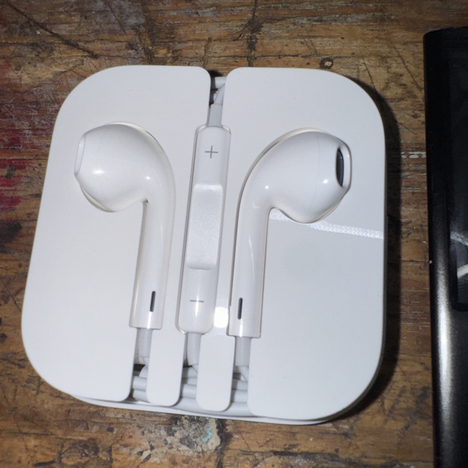 APPLE iPod Nano 5th Gen A1320 With Ear Pods Untested No Charger