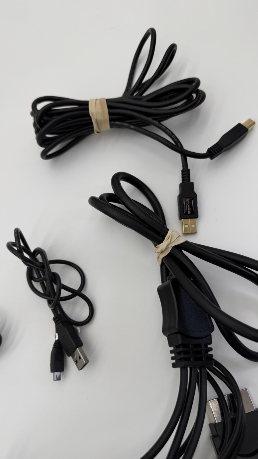 Mixed Lot of Electronics Cables, Chargers, and Power Adapters – Assorted Types