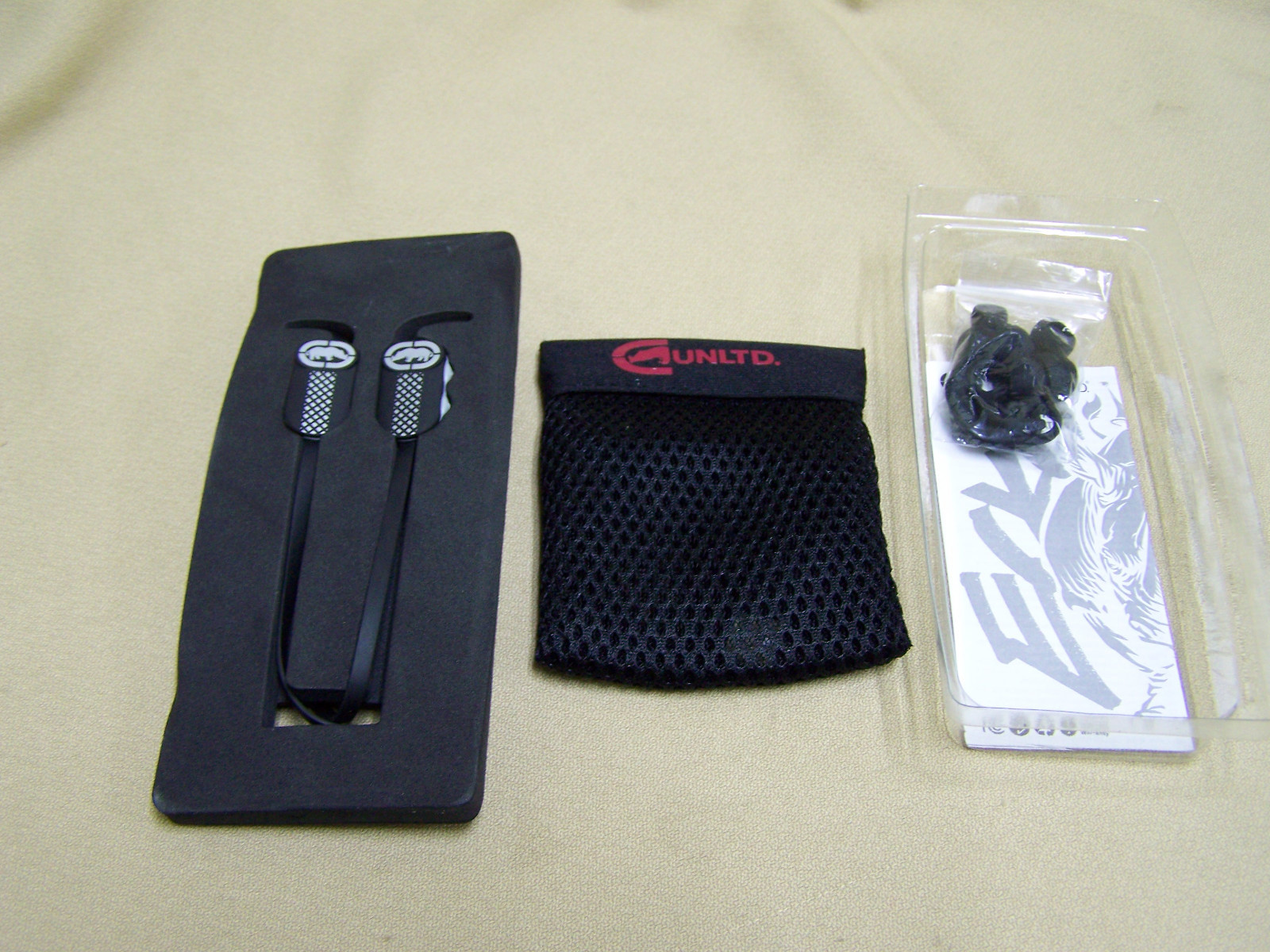 ECKOUNLTD Runner Bluetooth Earphones White/Black earbuds