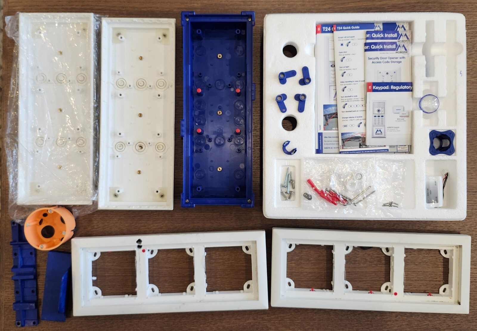 LOT MOBOTIX ACCESOIRES Doorstation Frames, installation kit, battery, lens +more