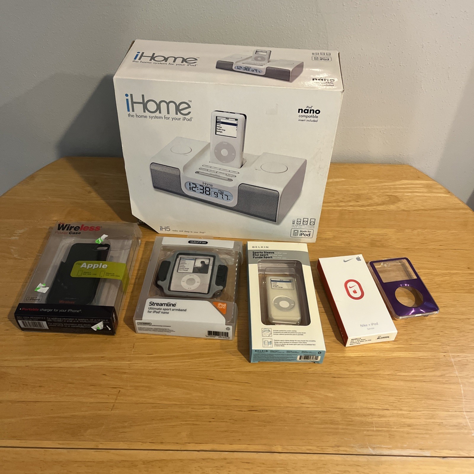 Lot Of 6 iPod And iPhone Accessories Cases Speaker Dock For iPod