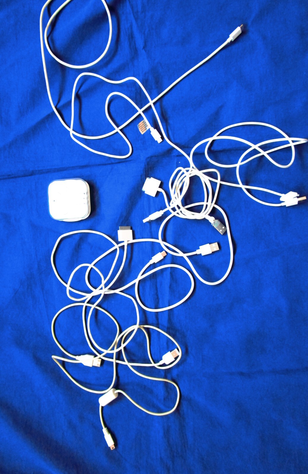 LOT OF 7 VARIOUS UBC CORDS-MOSTLY APPLE–BONUS NEW APPLE EAR PODS