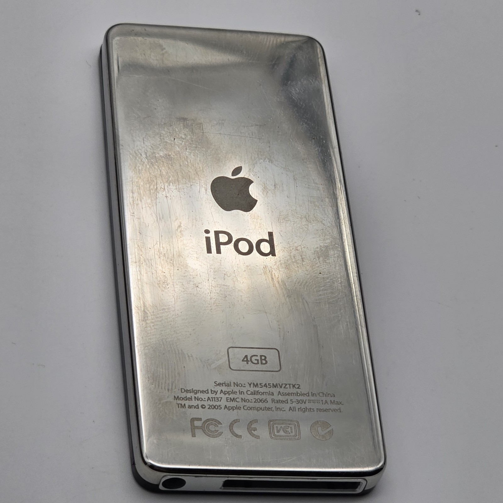 Apple iPod nano 1st Gen 4 GB Wth Box, Logitech Speaker, Case, Buds, Charger&More