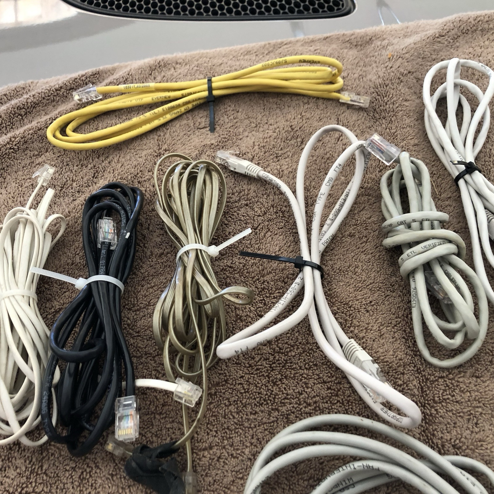 VINTAGE RANDOM MIXTURE OF COMPUTER AND ELECTRICAL ASSESORIES – LOT OF (30) ITEMS