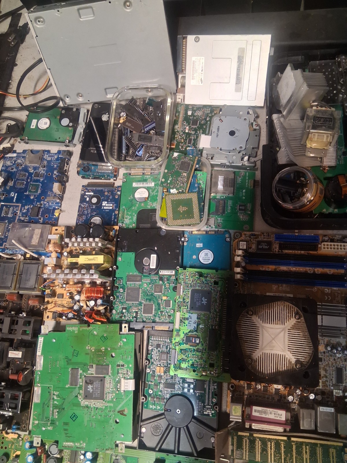 30lb+ Vintage Motherboards, Hard Drives, Miscellaneous Elect, For Gold Recovery