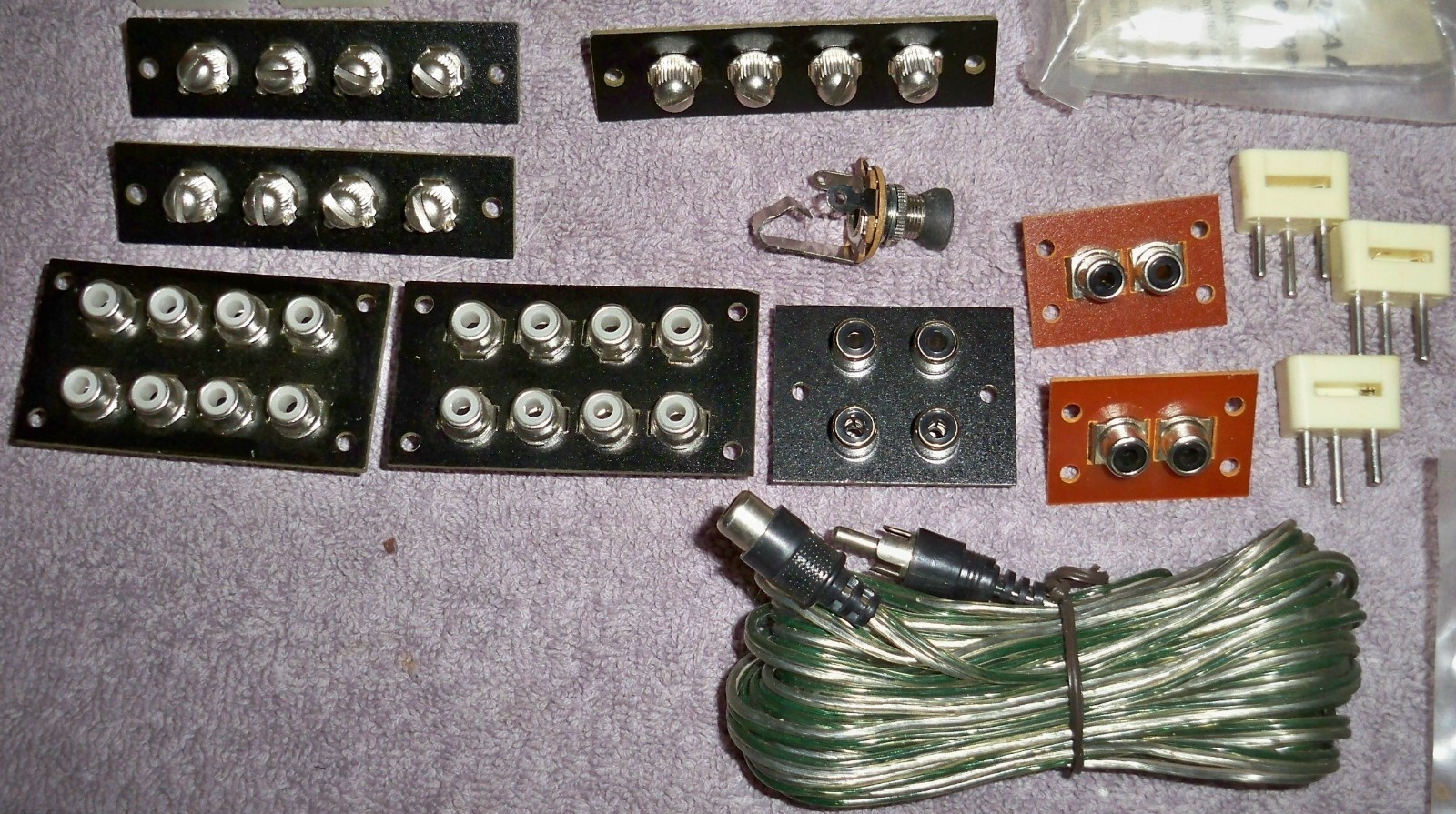 Mixed LOT of Electronics/Terminals Strips Block, TV/FM Plugs,Speaker Cable Jacks