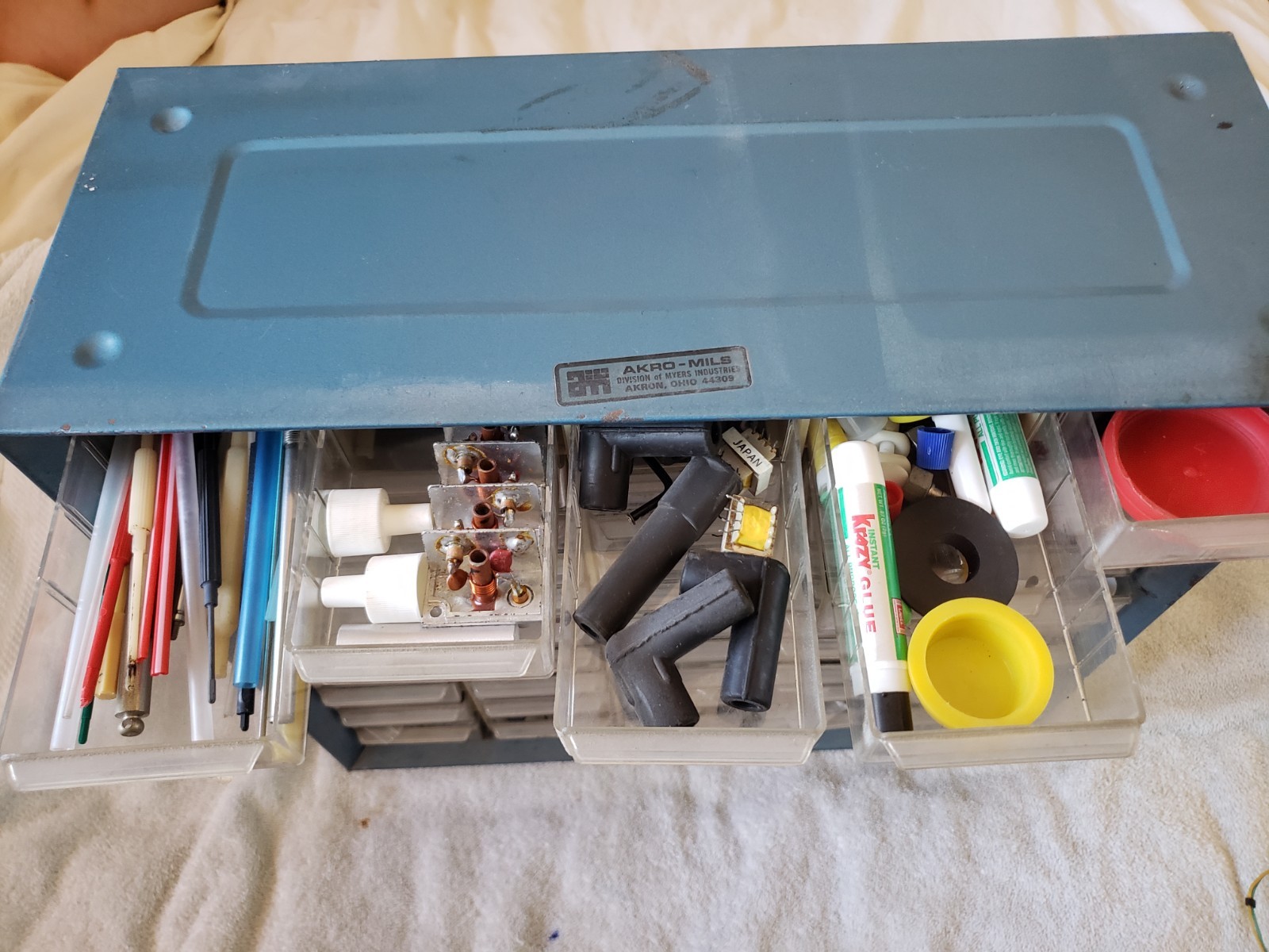 ELECTRONICS BUSINESS MAN TOOL BOX FULL OF ELECTRONICS 10 ROLLS/50 DRAWS FULL