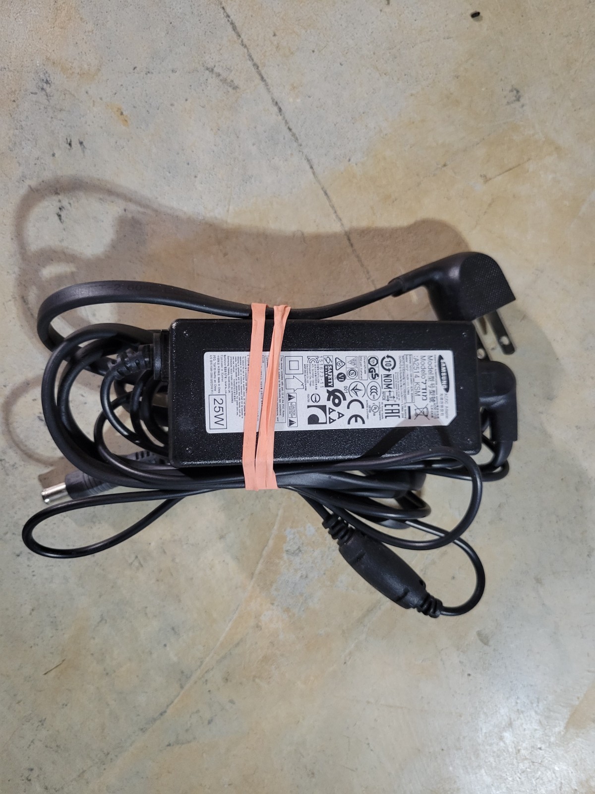 Mixed electronics/accessory bundle in good working condition.