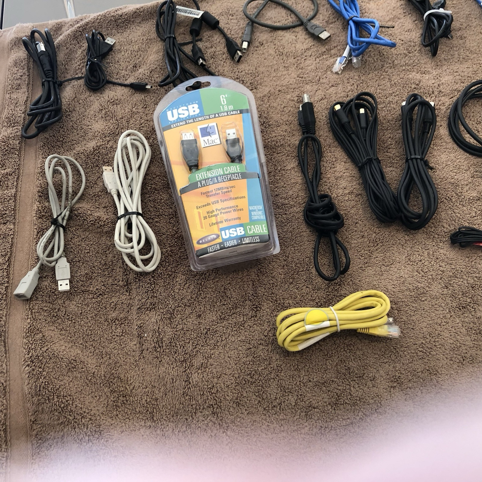 VINTAGE RANDOM MIXTURE OF COMPUTER AND ELECTRICAL ASSESORIES – LOT OF (30) ITEMS