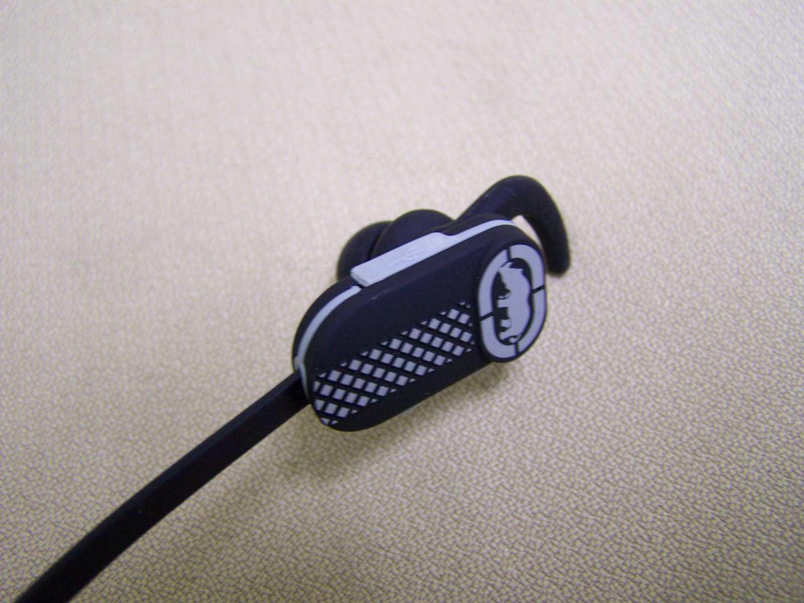 ECKOUNLTD Runner Bluetooth Earphones earbuds Black/White