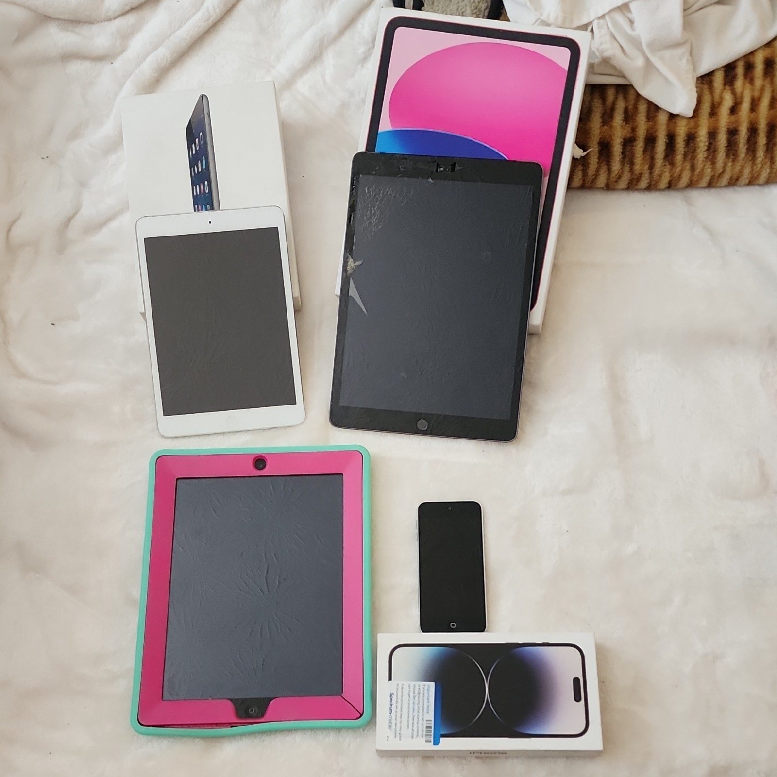 Apple iPad mini Wi-Fi 16GB Space Gray & iPad 10th Gen Wi-Fi 64GB Pink Tablets