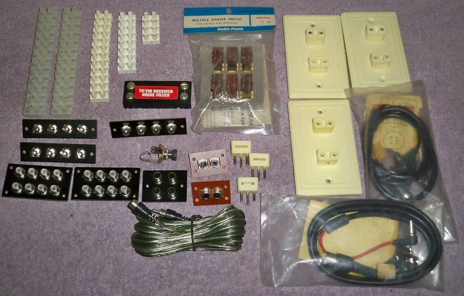 Mixed LOT of Electronics/Terminals Strips Block, TV/FM Plugs,Speaker Cable Jacks