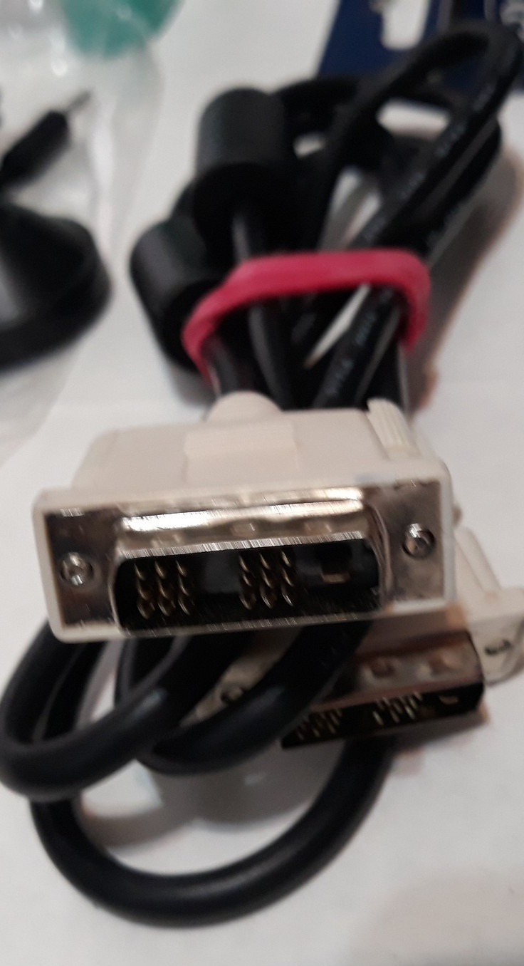 MIXED LOT ELECTRONICS – EARPHONES,PHONEChargers, FINAL FANTASY+MORE SEE PICTURES